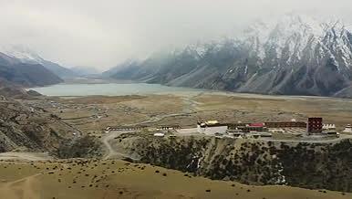震撼大气高原雪山湖泊藏族建筑视频的预览图